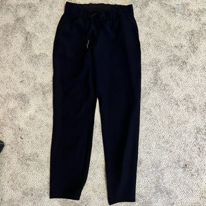 COPY - Lululemon on the fly Black woven pant size 4. 7/8 length